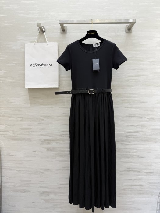 Плаття, Сукня середньої довжини з короткими рукавами і поясом