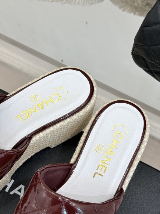 Шлепанцы женские фото 8