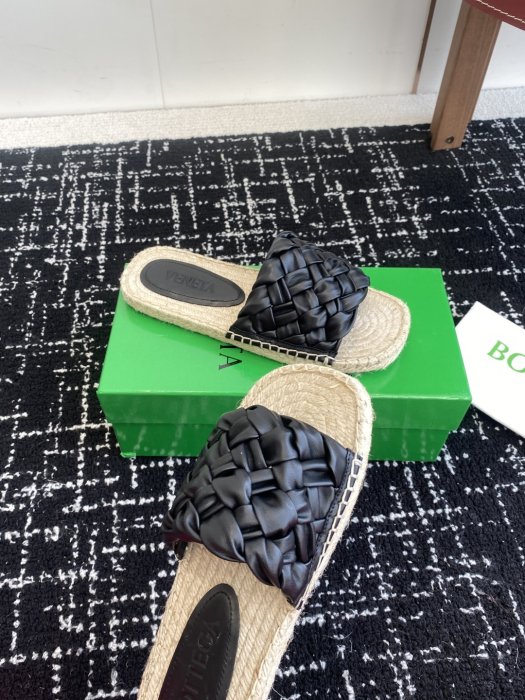 Шлепанцы женские фото 6