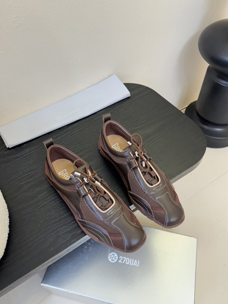 Кросівки жіночі