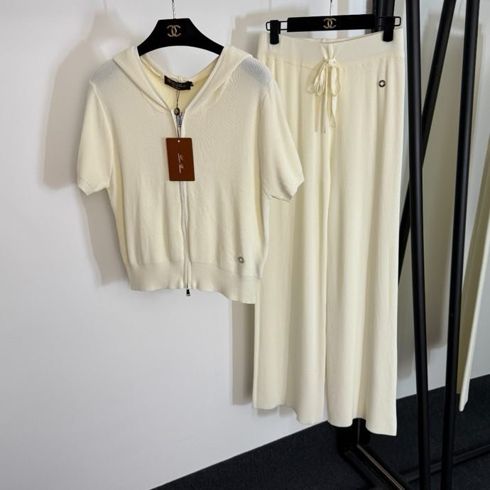 Костюм женский