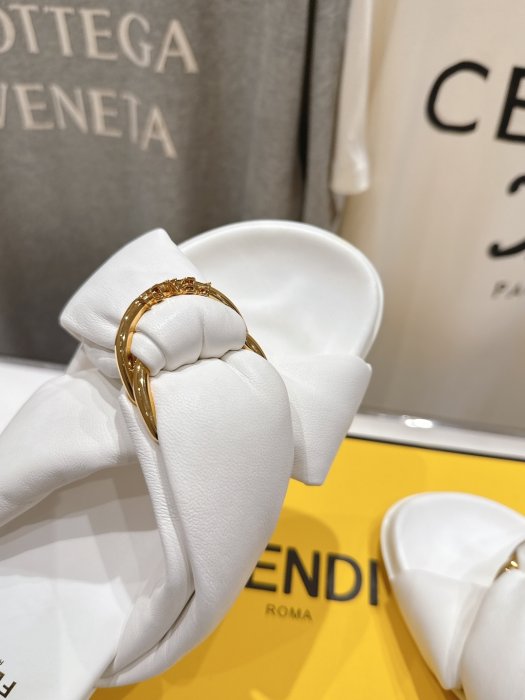 Шлепанцы женские фото 7