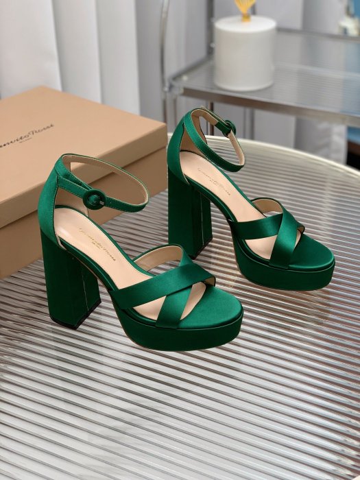 Босоножки фото 6