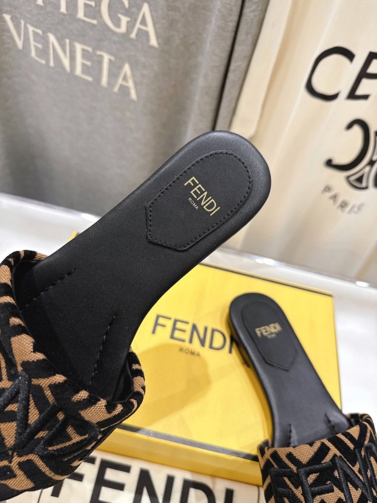 Шлепанцы женские фото 7