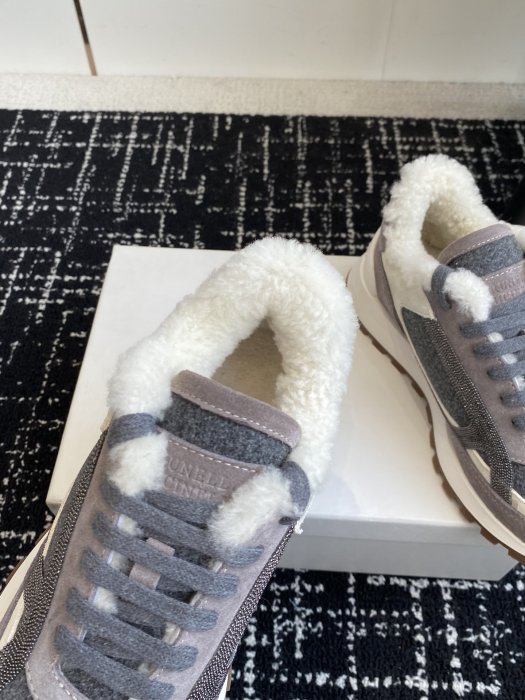 Sneakers women's on fur фото 6