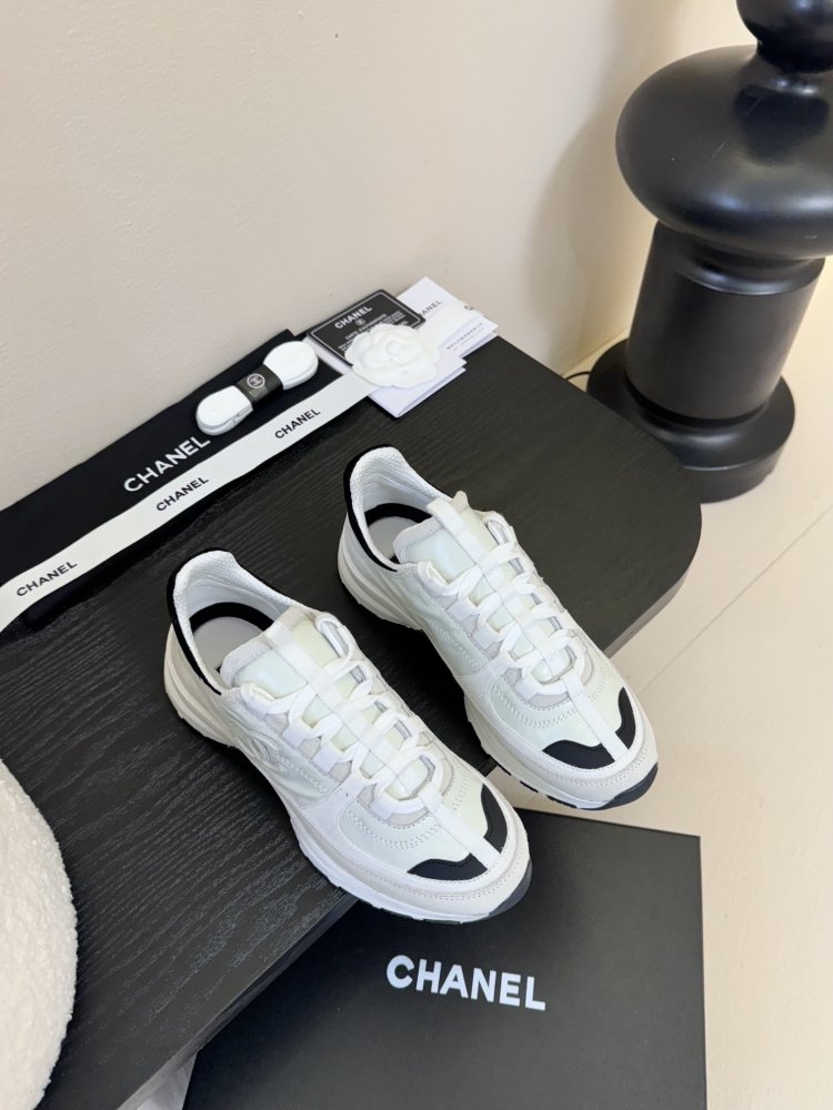 Кроссовки женские