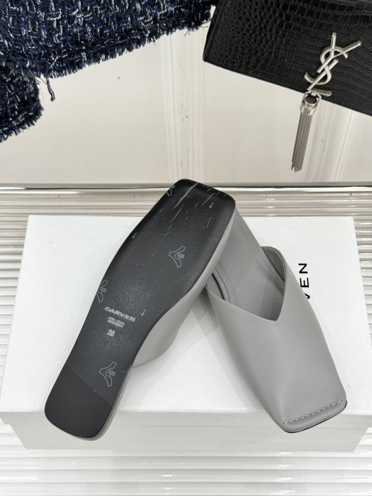 Шльопанці жіночі фото 9