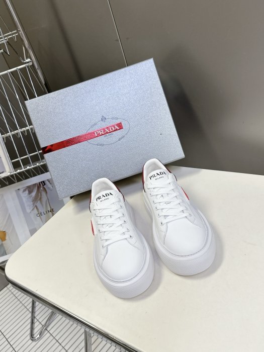 Кроссовки женские