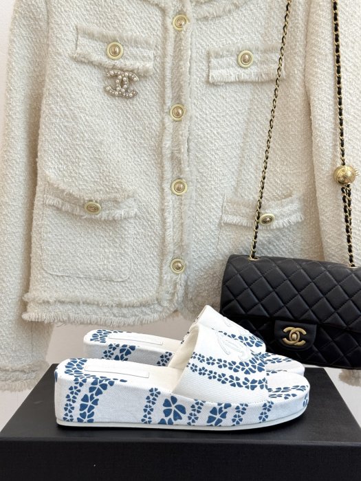 Шлепанцы женские