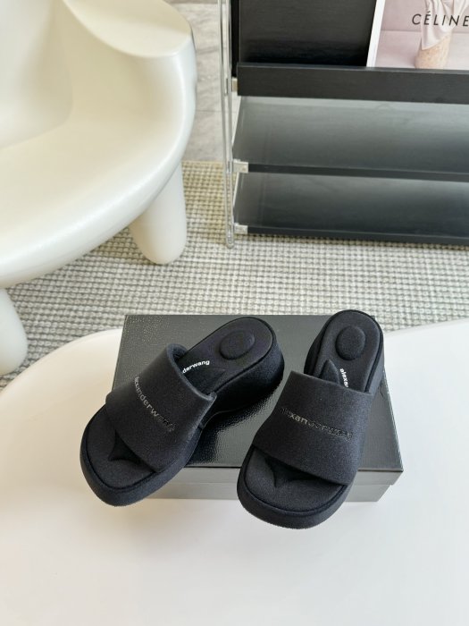 Шлепанцы женские фото 3