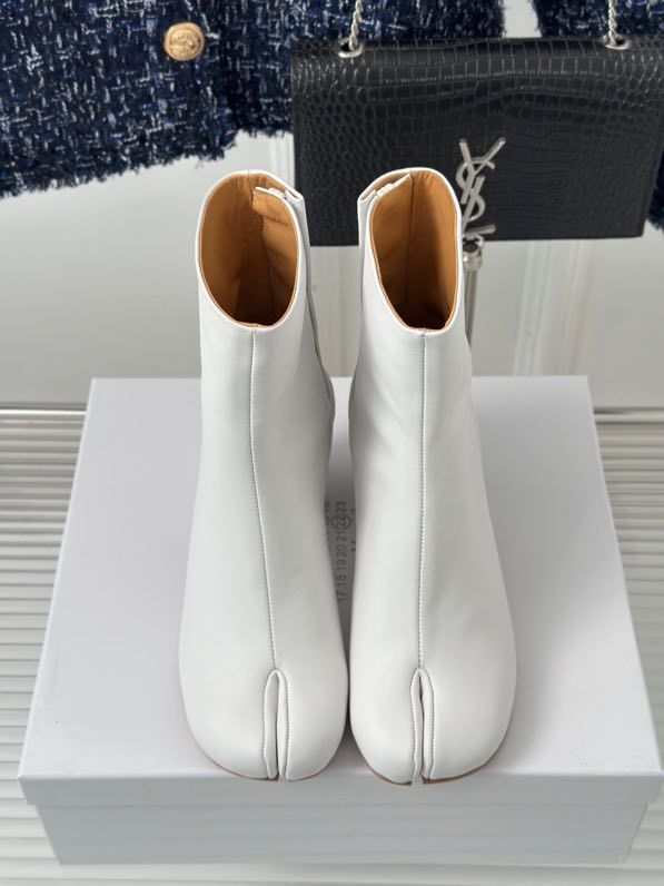 Шкіряні жіночі черевики з роздвоєним носком білі фото 9