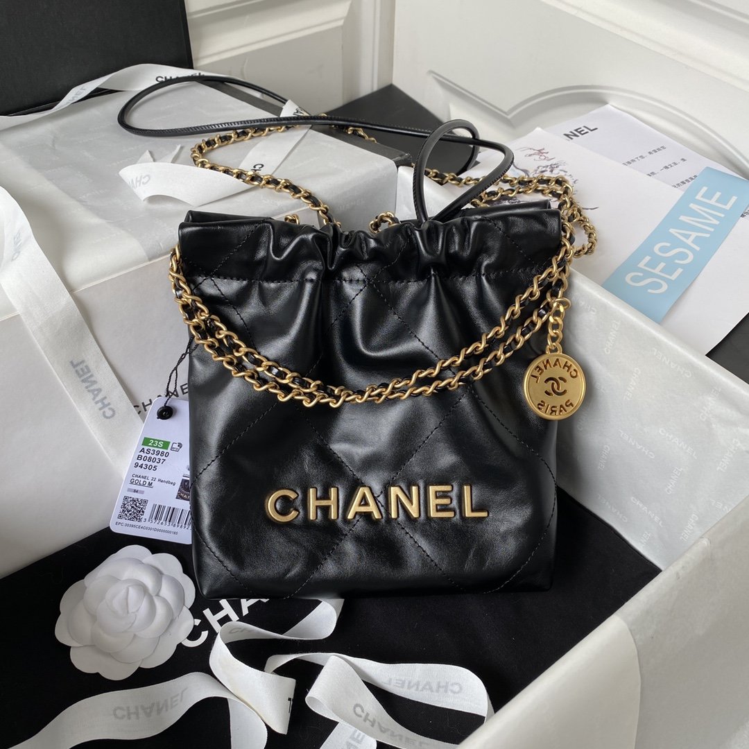 A bag CHANEL 22