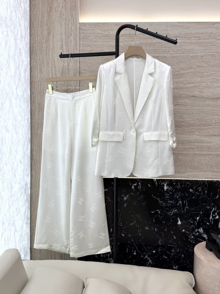 Костюм жіночий