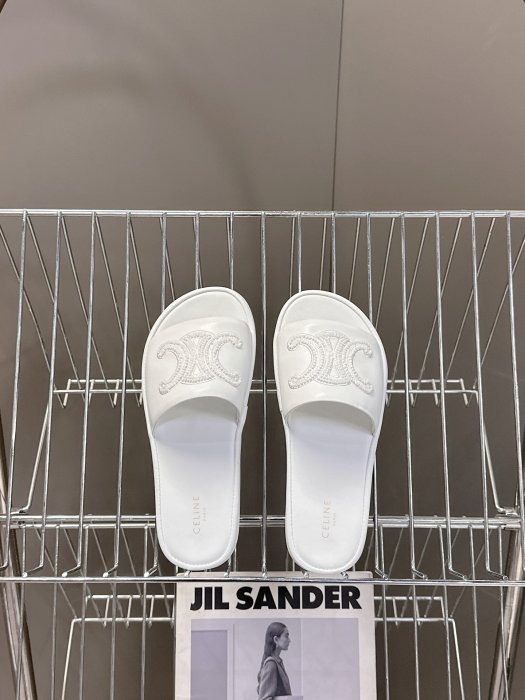 Шлепанцы женские фото 6