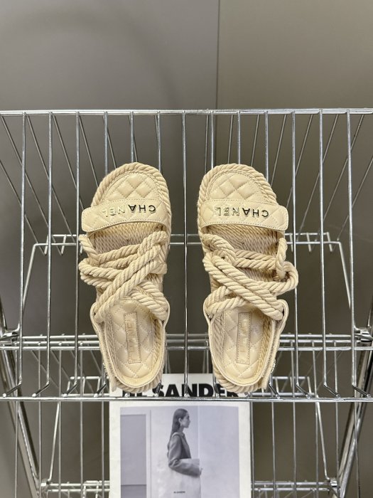 Шлепанцы женские фото 6