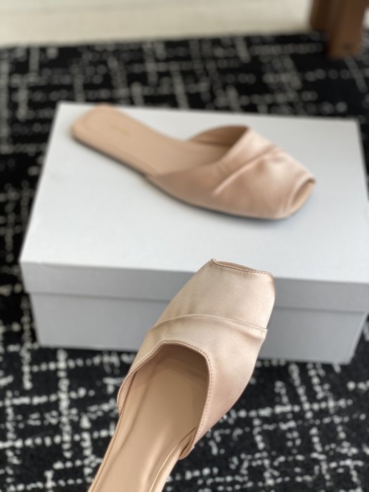 Шлепанцы женские фото 6