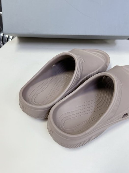 Шлепанцы женские фото 7