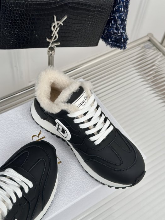 Sneakers women's on fur фото 5