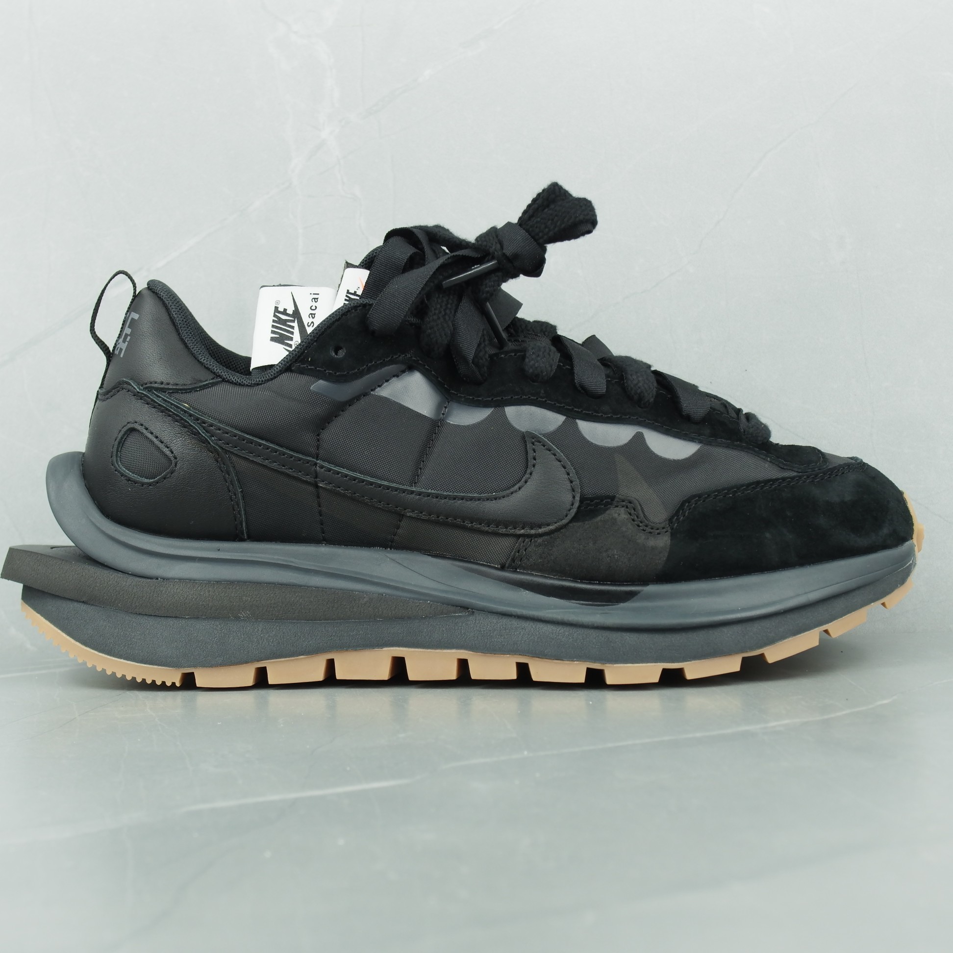 Sneakers Sacai Black and Gum