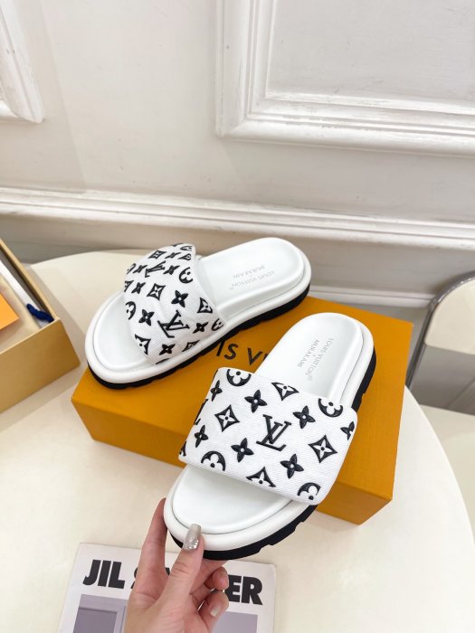 Шлепанцы женские фото 3