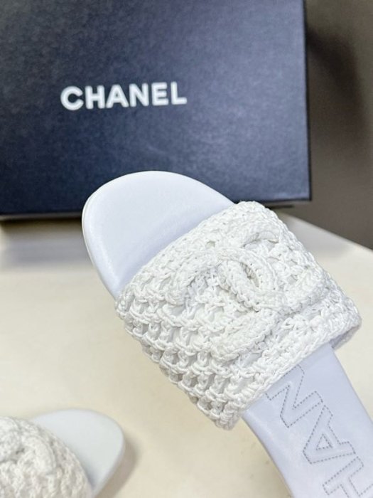 Шлепанцы женские фото 8