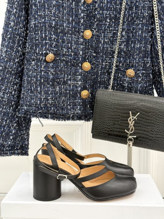 Босоніжки з роздвоєним носком