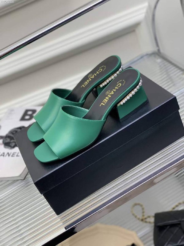Sandals on secondary heel, green