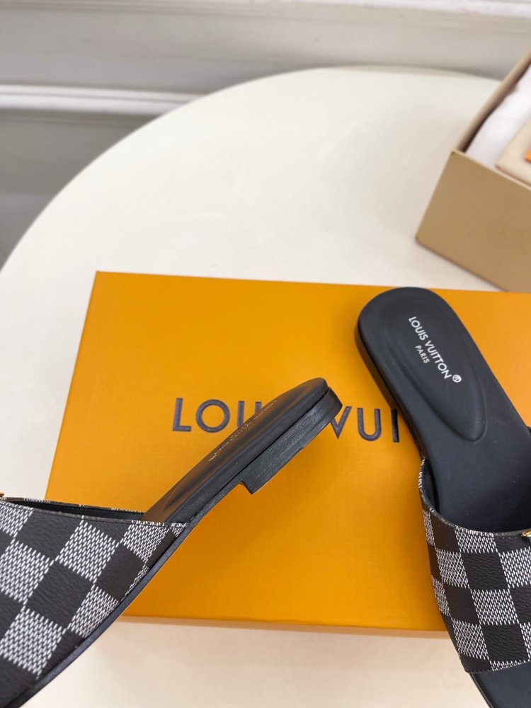 Шлепанцы женские фото 7