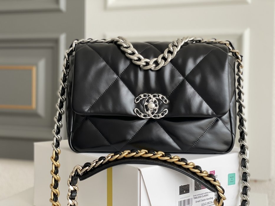 A bag Chanel 19 across shoulder from chain, black