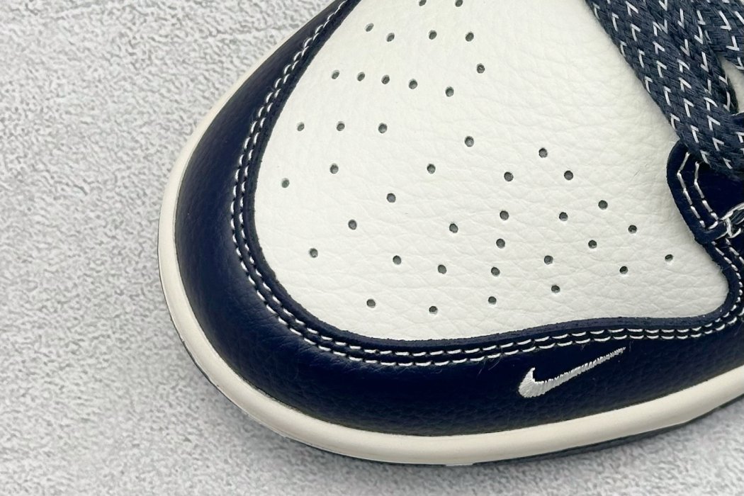 Кроссовки Nike SB Dunk Low x Supreme фото 7