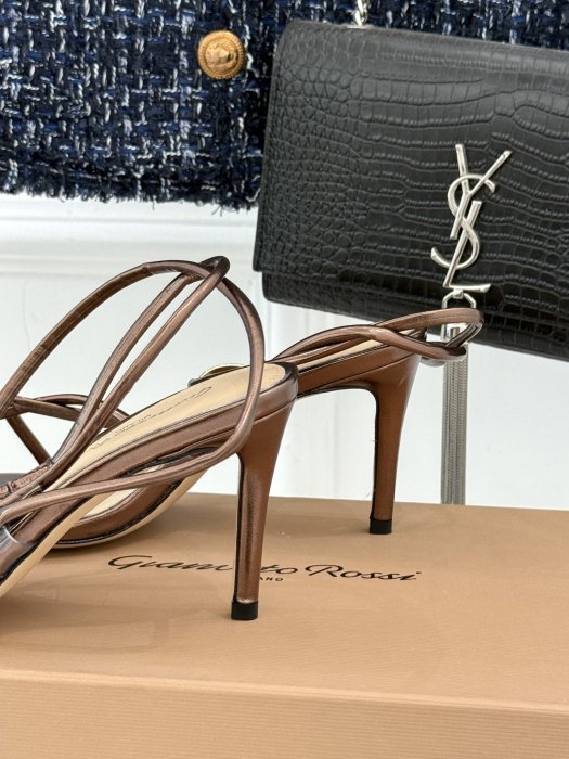 Sandals on stud фото 6