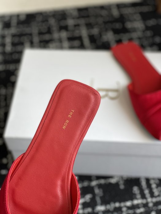 Шлепанцы женские фото 8