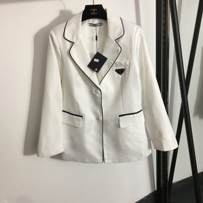 Женский белый костюм (пиджак и шорты) фото 2