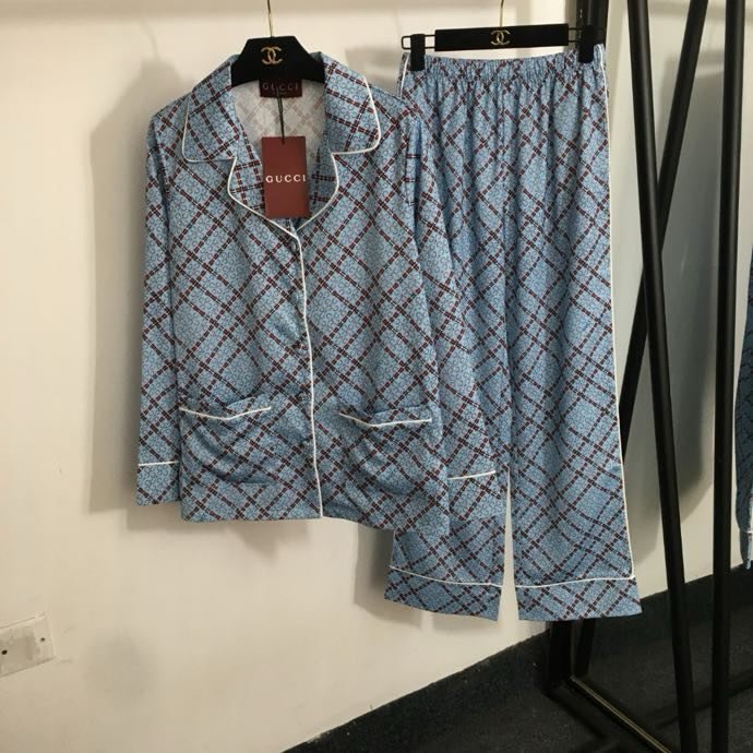 Костюм жіночий