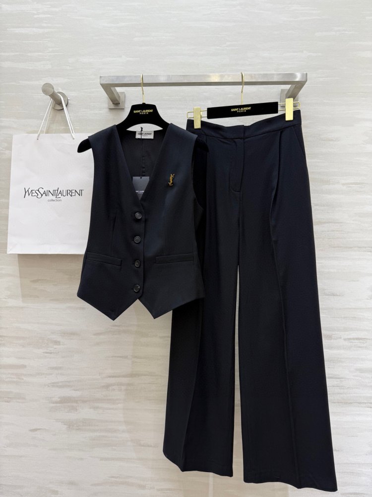 Костюм вовняний жіночий