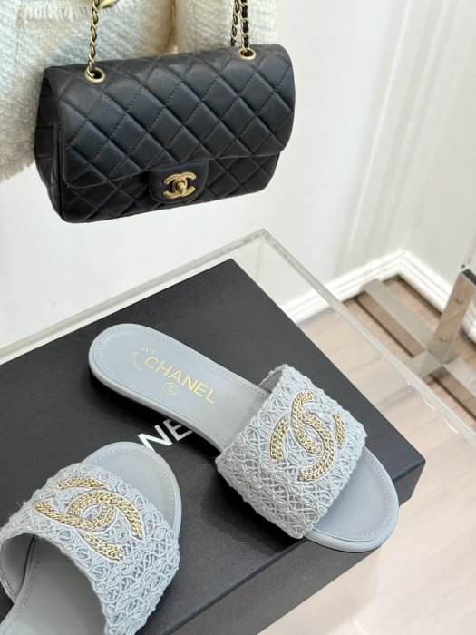 Шлепанцы женские фото 5