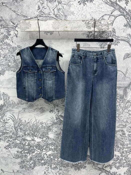 Костюм женский