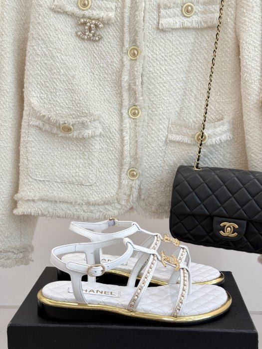 Сандалі жіночі