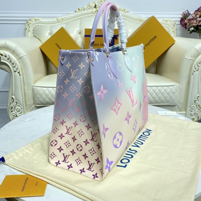 A bag women's OnTheGo 41 cm фото 2