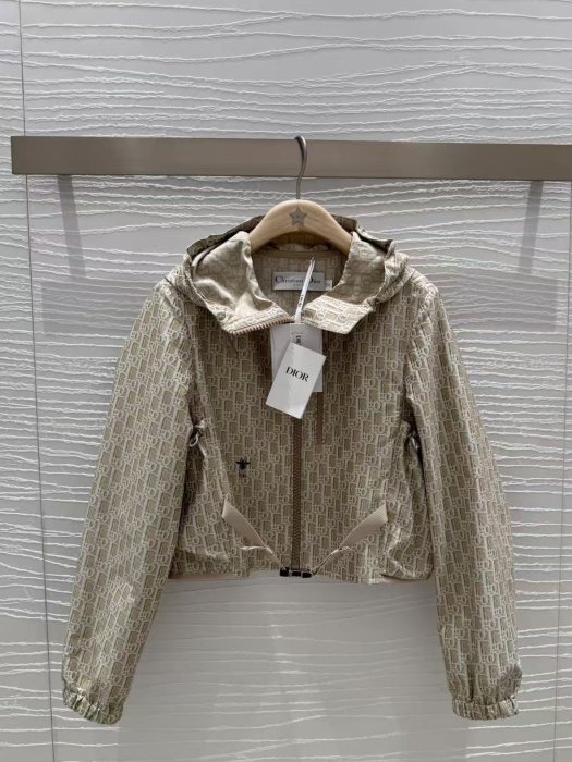 Куртка жіноча