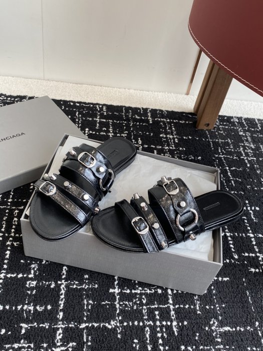 Шлепанцы женские фото 3