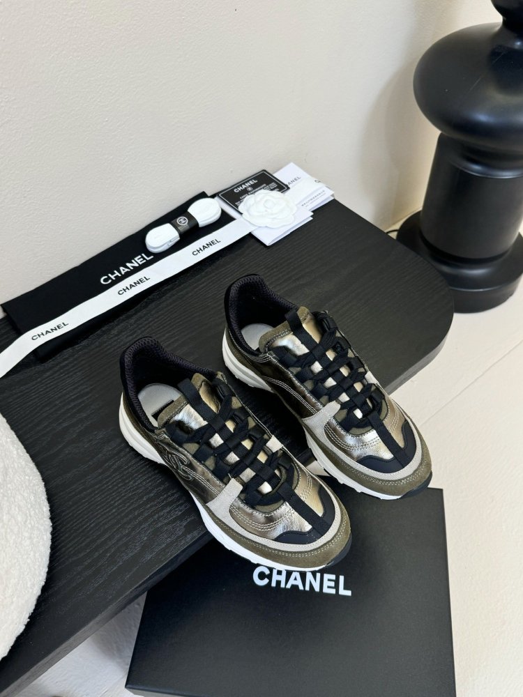 Кроссовки женские