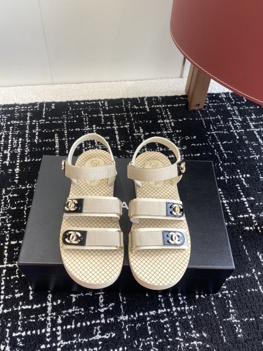 Сандалі жіночі