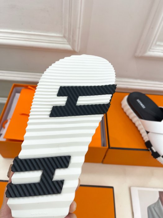 Шлепанцы женские фото 9