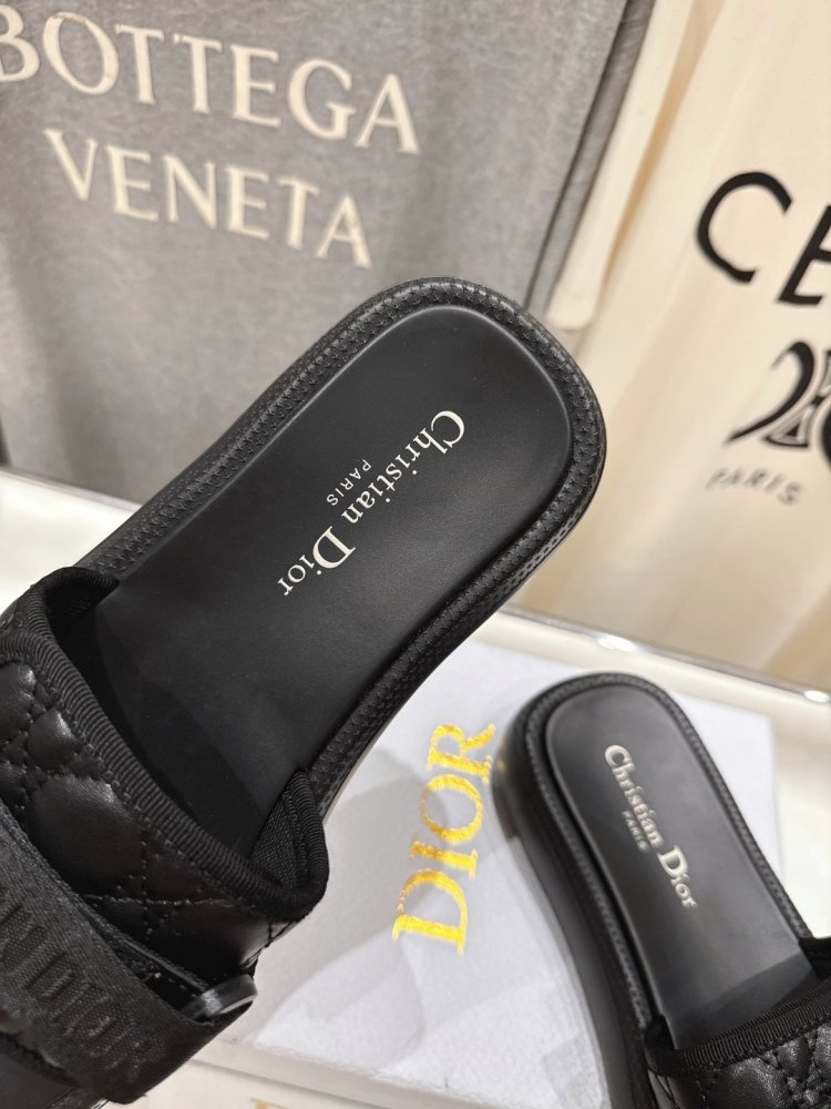 Шлепанцы женские фото 6