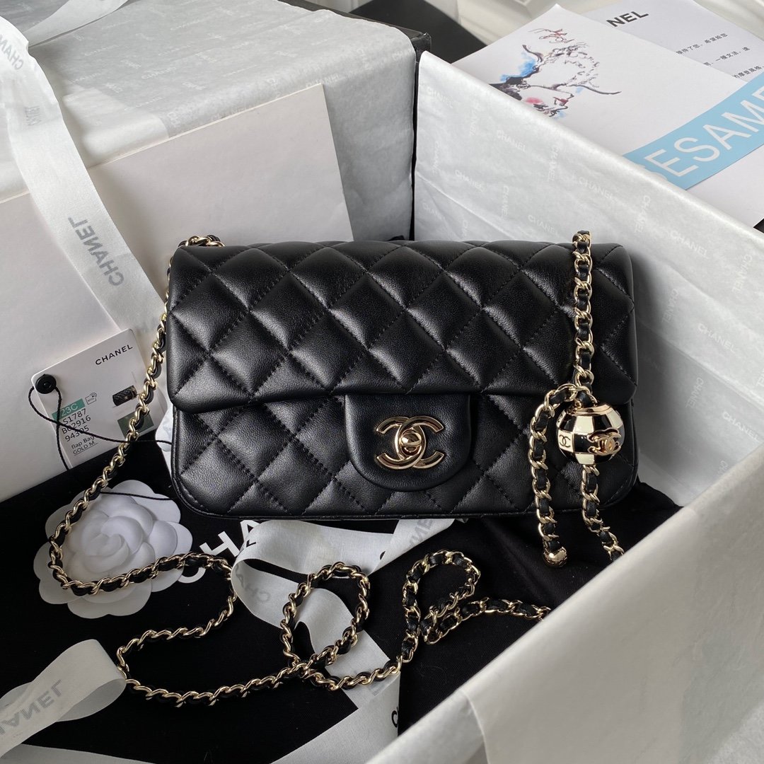 A bag Chanel Flap Bag Lambskin Gold 15 cm