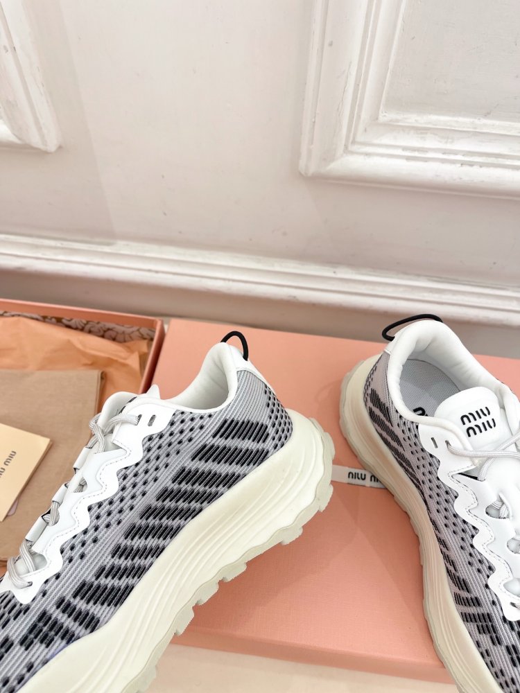 Кроссовки женские фото 6