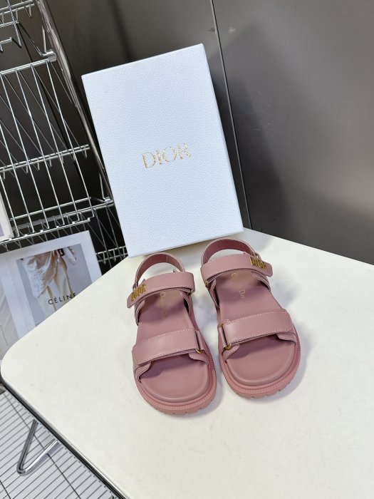 Сандалі жіночі