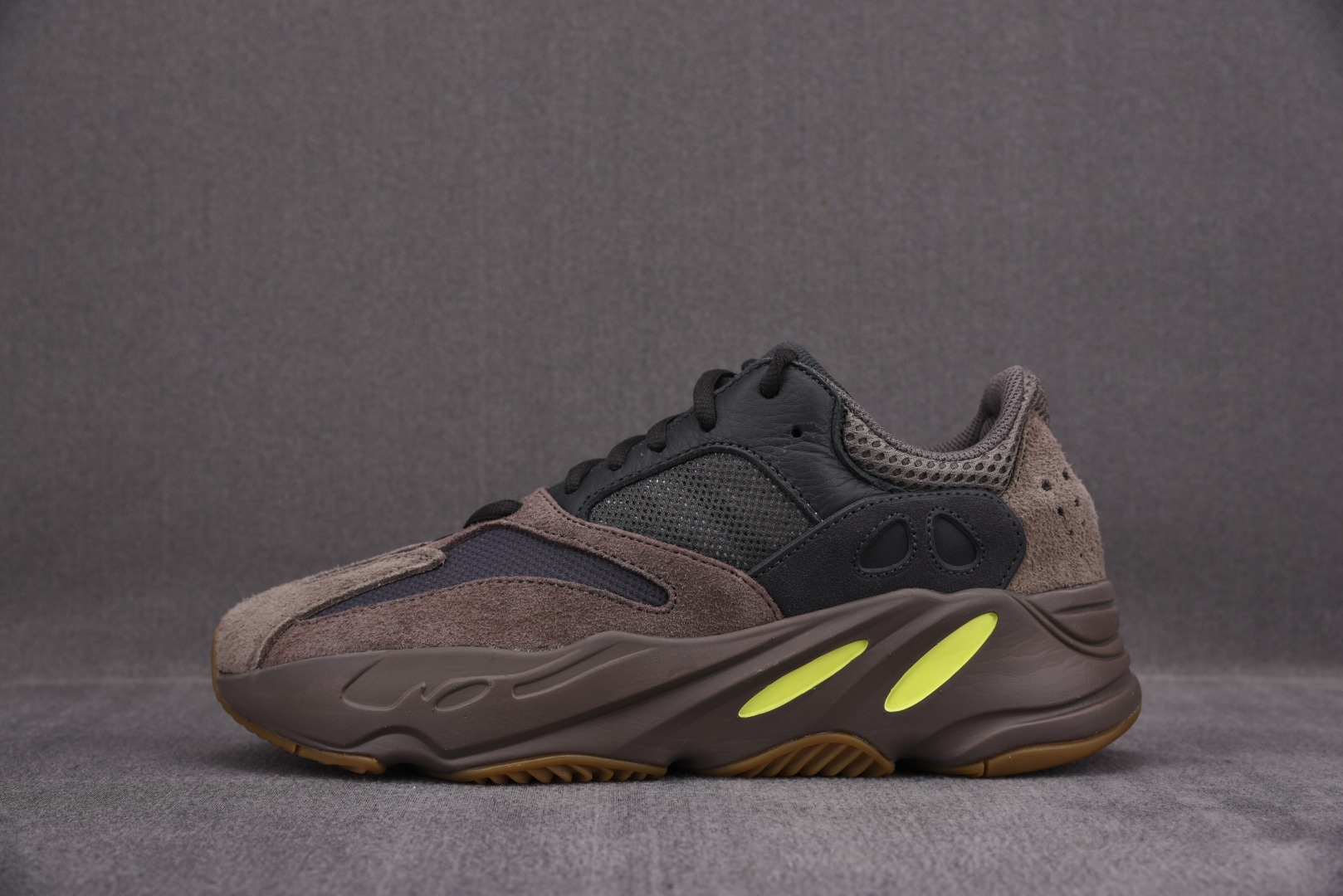 Кросівки Yeezy Boost 700