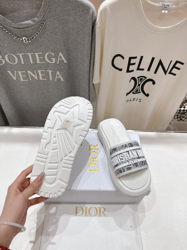 Шльопанці жіночі фото 9